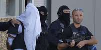 Suposto autor do mais recente atentado terrorista na França é escoltado por policiais durante as investigações em Saint-Priest, perto de Lyon, em 28 de junho  Foto: Emmanuel Foudrot / Reuters