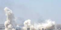 Fumaça é vista em cidade síria de Kobani, em foto tirada do lado turco da fronteira perto de Suruc. 27/6/2015.  Foto: Stringer / Reuters