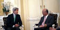 Secret&aacute;rio de Estado norte-americano, John Kerry (esquerda), conversa com o diretor-geral da Ag&ecirc;ncia Internacional de Energia At&ocirc;mica (AIEA), Yukiya Amano, durante reuni&atilde;o em Viena, na &Aacute;ustria, nesta segunda-feira. 29/06/2015  Foto: Carlos Barria / Reuters