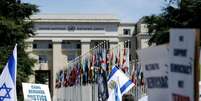 Manifestantes pró-Israel protestam em frente à sede da ONU em Genebra após apresentação de relatório de investigadores independentes sobre o conflito de 2014 em Gaza. 29/06/2015  Foto: Pierre Albouy / Reuters