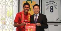 Paulinho exibe a camisa do Guangzhou Evergrande, sua nova equipe  Foto: Guangzhou Evergrande / Reprodução