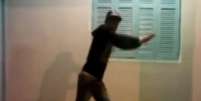 Um vídeo do membro terrorista dançando foi revelado na internet, em que aparece de jeans, boné e moletom   Foto: Daily Mail / Reprodução