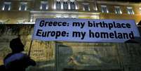 Pesquisa mostra que maioria dos gregos é a favor da permanência na zona do Euro  Foto: Petros Karadjias / AP