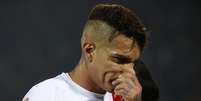 Paolo Guerrero sofreu no ataque ap&oacute;s o Peru ficar com um jogador a menos  Foto: Gabriel Rossi / Getty Images 