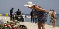 Turista em local de homenagem às vítimas de ataque a hotel, em Sousse, na Tunísia  Foto: Zohra Bensemra / Reuters