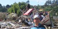 Jorge Sepúlveda, na sua cidade natal, Dichato, horas após o terremoto e tsunami devastarem o local. Lembranças guardadas no "baú eletrônico" que voltaram à tona com a Copa América  Foto: Jorge Sepúlveda / Arquivo Pessoal