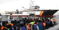 Fotografia fornecida, em 30 de junho, pela Guarda Civil, responsável pelo resgate, em sete dias, de 917 imigrantes que estavam à deriva em águas italianas sul da ilha Lampedusa  Foto: Efe