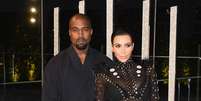 Kanye e Kin  Foto: Ao lado de Kim Kardashian, Kanye West usa o tênis em evento de gala / Getty Images 