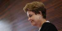 Adesivos usam imagem da presidente Dilma, em carros, de forma considerada ofensiva aos direitos da mulher, avalia secretaria  Foto: Reuters