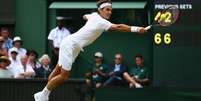 Federer mergulha para salvar jogada durante a vitória sobre Querrey  Foto: Ian Walton / Getty Images