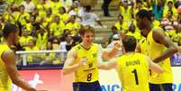 Murilo e Bruninho vibram após ponto conquistado pelo Brasil  Foto: FIVB / Divulgação