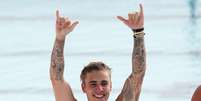 Justin Bieber aparece sem camisa e com marcas no corpo em praia de Sydney, na Austrália, nesta segunda-feira (29)  Foto: The Grosby Group