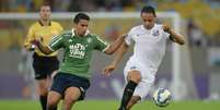 Artilheiro do campeonato, Ricardo Oliveira marcou, mas viu o Santos perder  Foto: Pedro Martins / AGIF / Gazeta Press