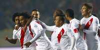 Jogadores do Peru festejam gol na vitória sobre o Paraguai  Foto: Javier Valdes / EFE