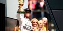 Hamilton faz a festa no pódio em SIlverstone  Foto: Clive Rose / Getty Images 