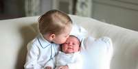 Foto oficial lançada poucos dias após o nascimento da princesa mostra seu irmão mais velho, o príncipe George, a beijando   Foto: Twitter