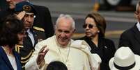 Papa Francisco chegou na cidade de Quito neste domingo (5)  Foto: EFE