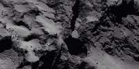 A sonda Rosetta divulgou esta imagem da superfície do cometa 67P  Foto: Twitter