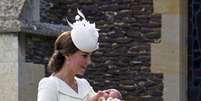 A princesa Charlotte Elizabeth Diana usou roupa de batizado cujo modelo está na família real desde 1841  Foto: Getty Images 