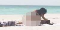 Um homem flagrado fazendo sexo em uma praia da Flórida em julho do ano passado foi sentenciado e condenado a 2 anos e meio de prisão  Foto: The Mirror / Reprodução