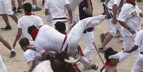 Homem atingido por touros em Pamplona, na Espanha  Foto: EFE