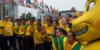 Mascote Ginga e atletas em cerimônia de hasteamento da bandeira  Foto: Eduardo Palacio / Terra