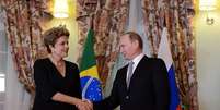 Os dois pareciam cansados &ndash; Dilma havia chegado de Portugal, e Putin estava pelo menos na quinta reuni&atilde;o bilateral do dia  Foto: EFE