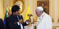 Evo Morales presenteou o papa com crucifixo com foice e martelo  Foto: EFE