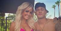 Jhenny Andrade faz pose com Neymar  Foto: Instagram / Reprodu&ccedil;&atilde;o