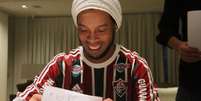 Ronaldinho assinou contrato com o Fluminense  Foto: Divulgação