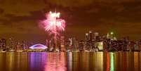 Fogos iluminam a noite de Toronto  Foto: Harry How / Getty Images 