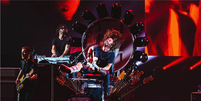 Dave Grohl se apresenta em "trono" desenvolvido para ele  Foto: @Foo Fighters   / Instagram/Reprodução