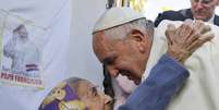 Papa Francisco abraça moradora do bairro de Bañado Norte, na periferia de Assunção  Foto: Gregorio Borgia / EFE