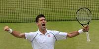 Djokovic festeja a conquista do torneio de Wimbledon  Foto: Jonathan Brady / EFE