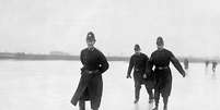 Policiais patinam sobre o Tâmisa no início do século passado  Foto: Telegraph / Reprodução