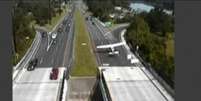 Pouso de emergência em avenida movimentada nos EUA evita por pouca uma colisão com os carros.  Foto: Reprodução / BBC News Brasil