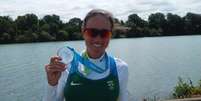 Fabiana Beltrame posa com a medalha de prata conquistada no Pan  Foto: @timebrasil / Reprodução / Twitter