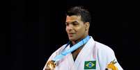 Luciano Corrêa exibe sua medalha de ouro  Foto: Eduardo Palácio / Terra