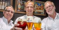 Na foto (esq. para dir.), Álvaro Dertinate Nogueira, mestre-cervejeiro da Petrópolis; Leonhard Resch, mestre-cervejeiro da Weltenburger; e Rüdger Görtz, também mestre-cervejeiro da Petrópolis  Foto: Divulgação