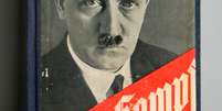 Mein Kampf, de Adolf Hitler, foi publicado em 1925 e serviu de base para o governo nazista alemão  Foto: Getty Images 