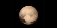A imagem mais detalhada de Plutão foi produzida pela sonda New Horizons. As informações detalham de forma inédita o tamanho e as características do planeta anão. Plutão tem cerca de 80km de diâmetro a mais do que se acreditava, ou seja, equivalente a dois terços do tamanho da Lua  Foto: NASA