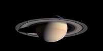 Esta fotomontagem recria uma panorâmica de Saturno e seus anéis a partir de fotos tiradas pela espaçonave Cassini em maio de 2004  Foto: NASA/ESA