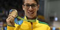 Brandonn Almeida exibe medalha de ouro da prova dos 400 m medley  Foto: Satiro Sodré/SS Press / Divulgação