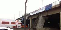 Caçamba do caminhão ficou presa na ponte do Piqueri  Foto: Fabricio Lemes / vc repórter
