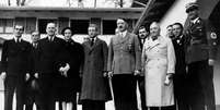Eduardo VIII (ao centro) posa ao lado de Adolph Hitler durante visita à Alemanha, em 1937  Foto: BBC
