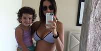 Apresentadora de 39 anos postou selfie de biquíni com a filha caçula no colo  Foto: @veraviel / Instagram / Reprodução