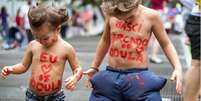 Em protesto a favor do parto normal, crianças exibem mensagem: 'Nasci cercado de doula'  Foto: Getty