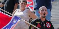 Um membro da Ku Klux Klan proclama a supremacia branca durante marcha realizada em Columbia  Foto: ERIK S. LESSER / Efe