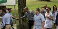 Obama cumprimenta um ambulante no Central Park  Foto: Twitter