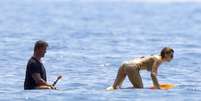 Sylvester Stallone e a mulher, Jennifer Flavin, praticam stand up paddle na França  Foto: The Grosby Group